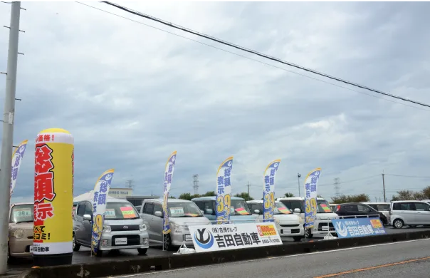 複数の車両が並ぶ展示場の様子