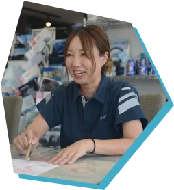 受付業務を行っている女性スタッフ